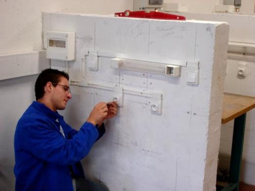 Installation électrique sur paroi cellulaire